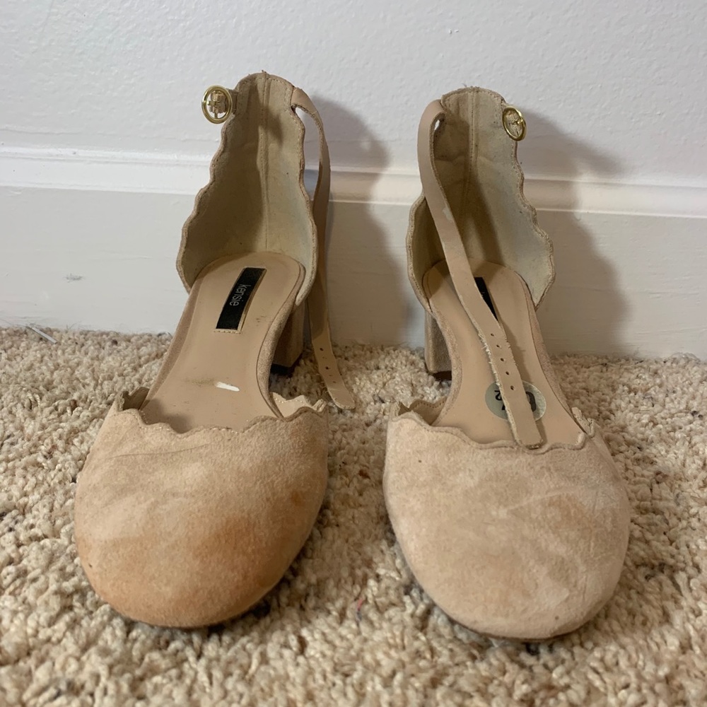 Velvet nude sandals with a small heel